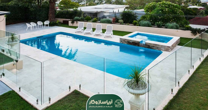 نرده شیشه ای دور استخر